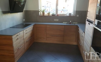 Holzküche mit Silestone Arbeitsplatten