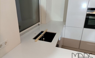 Weiße Küche mit Silestone Arbeitsplatten Iconic White