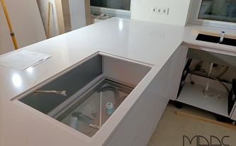 Flächenbündiger Ausschnitt in der Silestone Arbeitsplatte Iconic White