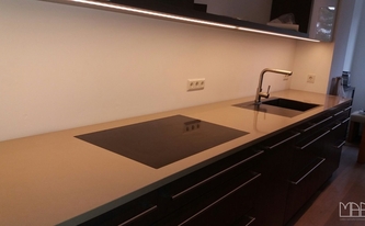 Quarzkomposit Silestone Rougui mit polierter Oberfläche und 3,0 cm Stärke