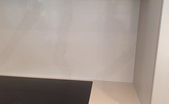 Silestone Arbeitsplatte Eternal Calacatta Gold mit Ceranfeld
