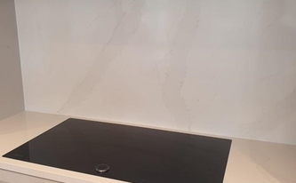 Küchenzeile mit Silestone Arbeitsplatte und Rückwand Eternal Calacatta Gold
