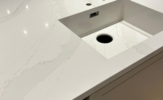 Spüle in der Silestone Arbeitsplatte Eternal Calacatta Gold