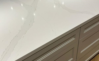 Marmoroptik der Silestone Arbeitsplatte Eternal Calacatta Gold