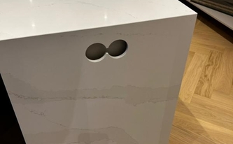 Steckdosenbohrungen in der Silestone Seitenwange Eternal Calacatta Gold