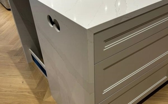 Silestone Arbeitsplatte und Seitenwange Eternal Calacatta Gold