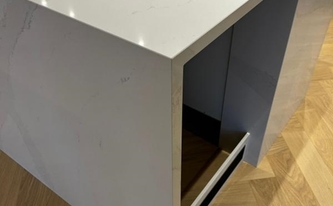 Montage der Silestone Arbeitsplatte Eternal Calacatta Gold in Köln