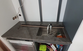 Spüle in der Apavisa Arbeitsplatte Pietra Grey