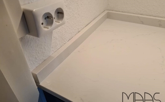 Montage der Silestone Arbeitsplatten und Wischleisten Eternal Statuario auf der Küchenzeile
