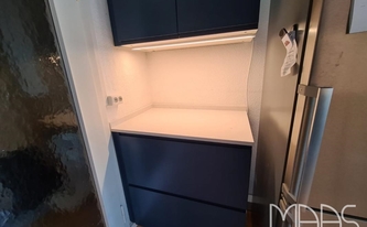 Montage der Silestone Arbeitsplatte und Wischleisten Eternal Statuario