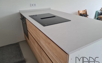 Kücheninsel mit Silestone Arbeitsplatte und Wischleiste Nolita