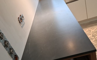 Silestone Arbeitsplatten Charcoal Soapstone mit Suede Oberflächen