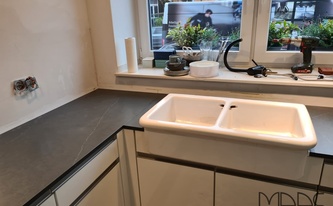 Spülstein zwischen den Silestone Arbeitsplatten Charcoal Soapstone