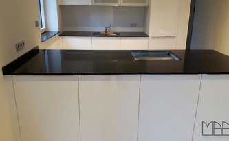 Zweizeilige Küche mit Silestone Arbeitsplatten Negro Tebas