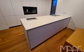 Küche in Königswinter mit Laminam Arbeitsplatte und Seitenwange Ardesia Bianco