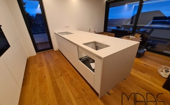 Kücheninsel mit Laminam Arbeitsplatte und Seitenwange Ardesia Bianco