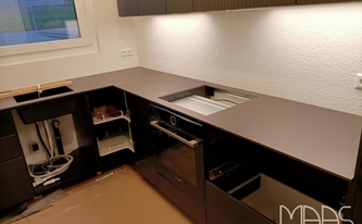 Montage der Neolith Arbeitsplatten Nero in Korntal-Münchingen
