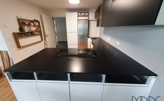 Küche in Korntal-Münchingen mit Silestone Arbeitsplatten Negro Tebas 