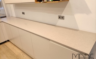 Montage der Caesarstone Arbeitsplatte 4130 Clamshell