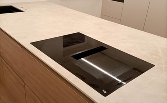 Porcelanosa Arbeitsplatte Ars Beige mit Kochfeld