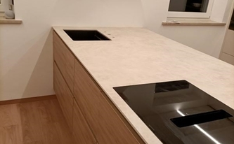 Spüle und Kochfeld in der Porcelanosa Arbeitsplatte Ars Beige