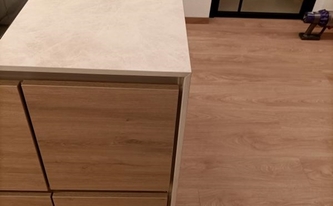 Porcelanosa Arbeitsplatte und Seitenwange Ars Beige auf der Kücheninsel montiert