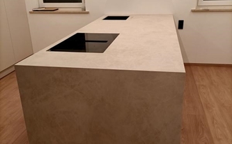 Küchenblock in Kümmersbruck mit Porcelanosa Arbeitsplatte und Seitenwange Ars Beige