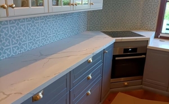 IKEA Küche im Landhausstil mit CTX-BasicQuarz Arbeitsplatten 8868 Argos White