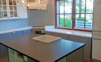 Montage der CTX-BasicQuarz Arbeitsplatten 8868 Argos White und Granit Arbeitsplatte Black Cloudy in Kürten