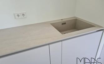 Unterbauspüle in der Porcelanosa Arbeitsplatte Aged Clay