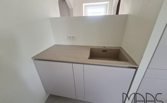 Küchenzeile mit Porcelanosa Arbeitsplatte Aged Clay