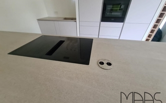 Ceranfeld in der Porcelanosa Arbeitsplatte Aged Clay