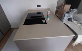 Kücheninsel mit Dekton Arbeitsplatte Danae