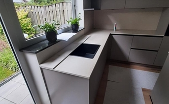 Dekton Arbeitsplatten und Rückwände Danae in Landgraaf montiert