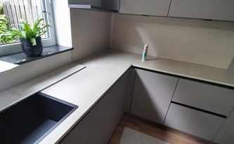 Dekton Arbeitsplatte Danae mit schwarzer Spüle