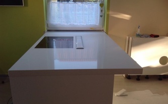 Montage der Caesarstone 1141 Pure White / Perfect White Arbeitsplatte in Leipzig