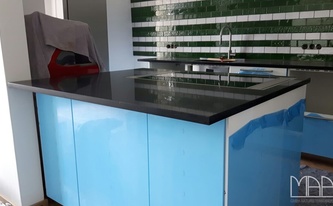 Montage der Silestone Negro Tebas Arbeitsplatten