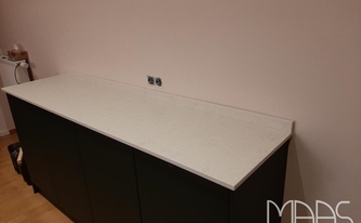 Sideboard mit einer Silestone Arbeitsplatte und Wischleiste Snowy Ibiza