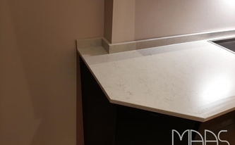 Silestone Arbeitsplatte Snowy Ibiza mit Ausklinkung und Schrägschnitt