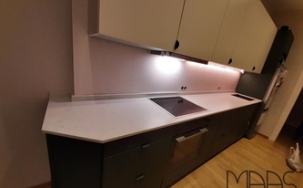Küchenzeile in Leipzig mit Silestone Arbeitsplatten und Wischleisten Snowy Ibiza