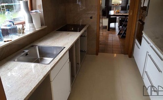 Die Granit Arbeitsplatte Astoria Ivory für die Küchenzeile in Leonberg