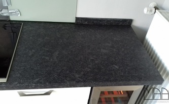 Granit Arbeitsplatten und Sockelleisten Steel Grey mit satinierten Oberflächen