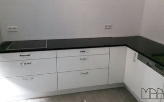 L-Küche mit Silestone Arbeitsplatten Negro Stellar