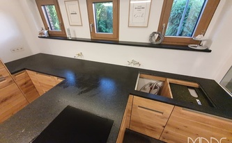 Küche in Lüneburg mit Granit Arbeitsplatten Black Pearl
