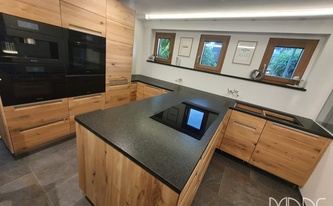 Moderne Holzküche mit Granit Arbeitsplatten Black Pearl