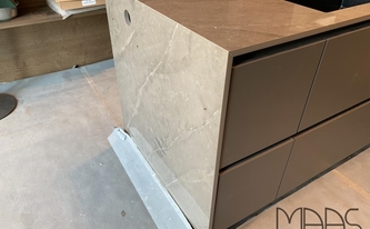 Auf Gehrung verbundene Dekton Arbeitsplatten und Wangen Korso