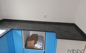 Montage der Granit Arbeitsplatten und Wischleisten Anden Phyllit in Mainz
