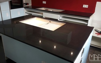 Montage der Black Noir Caesarstone Arbeitsplatten