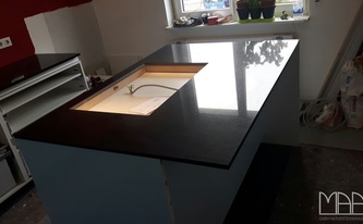 Polierte Black Noir Caesarstone Arbeitsplatten