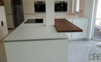 Dekton Arbeitsplatten Zenith mit Holztheke